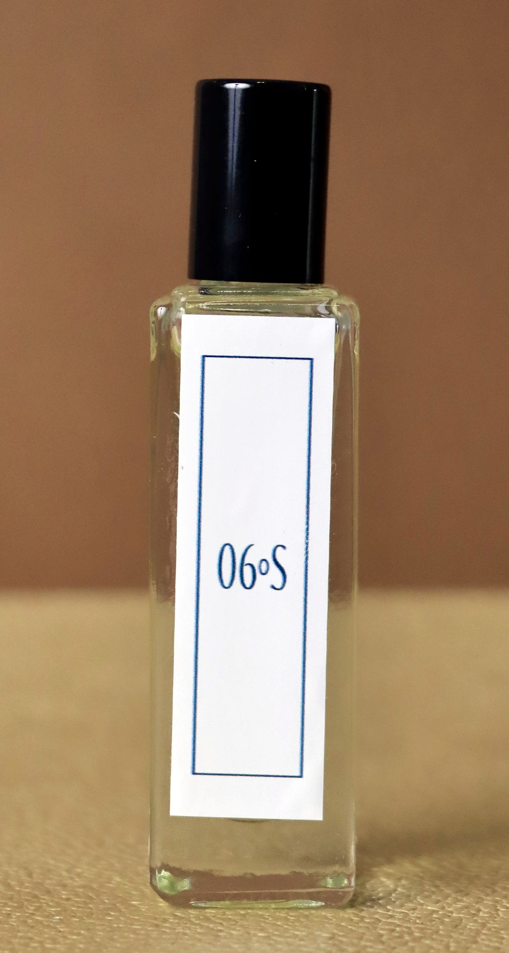 06°Scent - bold blend of fresh fruits over smoky woods, jasmine, and deep moss
