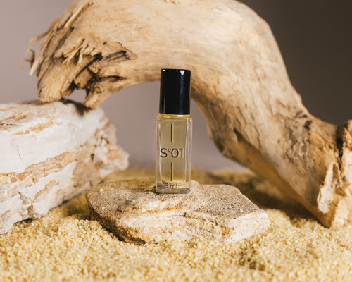 01°Scent  - Dark cacao and iris wrapped in patchouli and violet ,soft suede and musk perfume oil