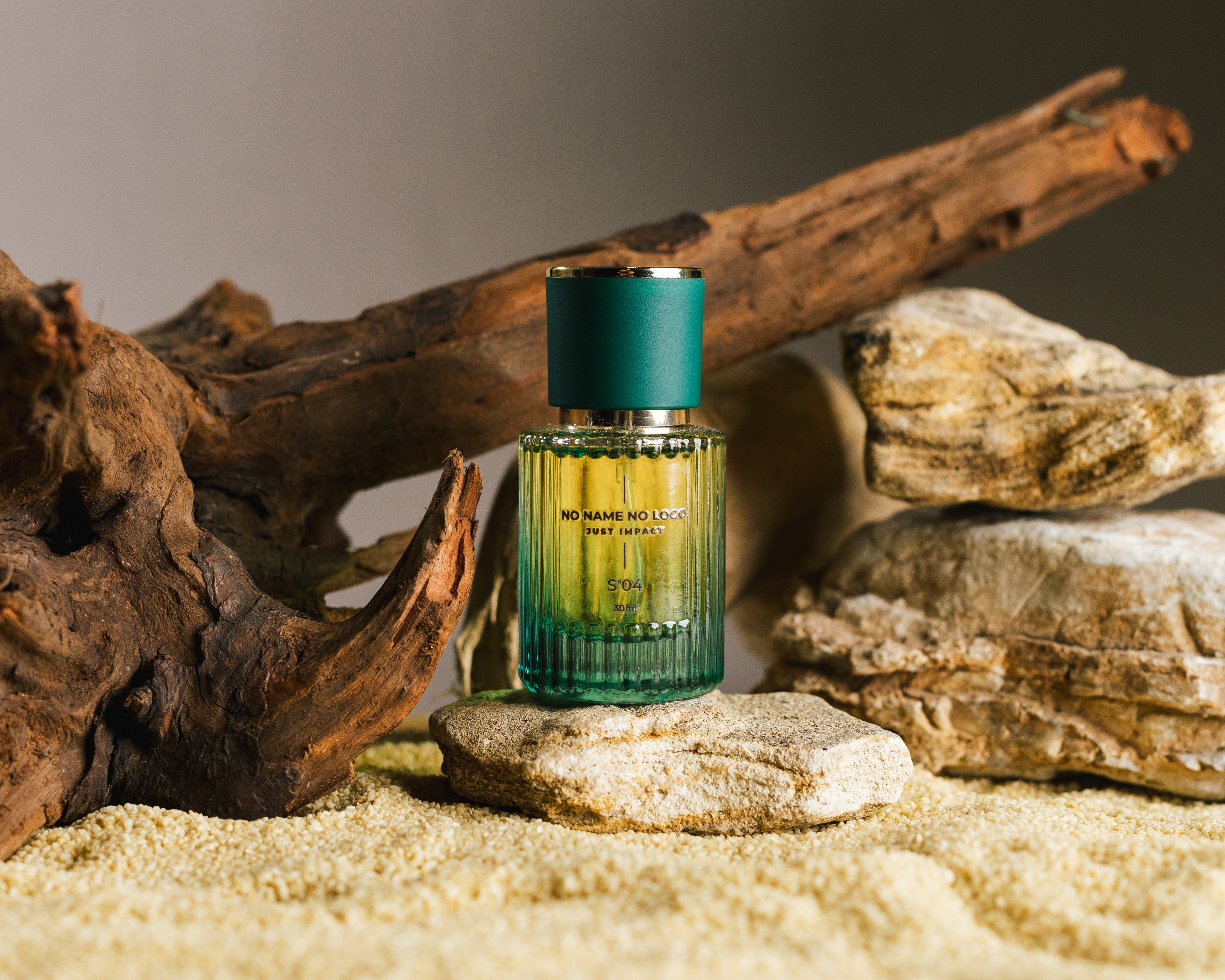 04°Scent - blend of smoked leaf, creamy vanilla and spiced tonka perfume