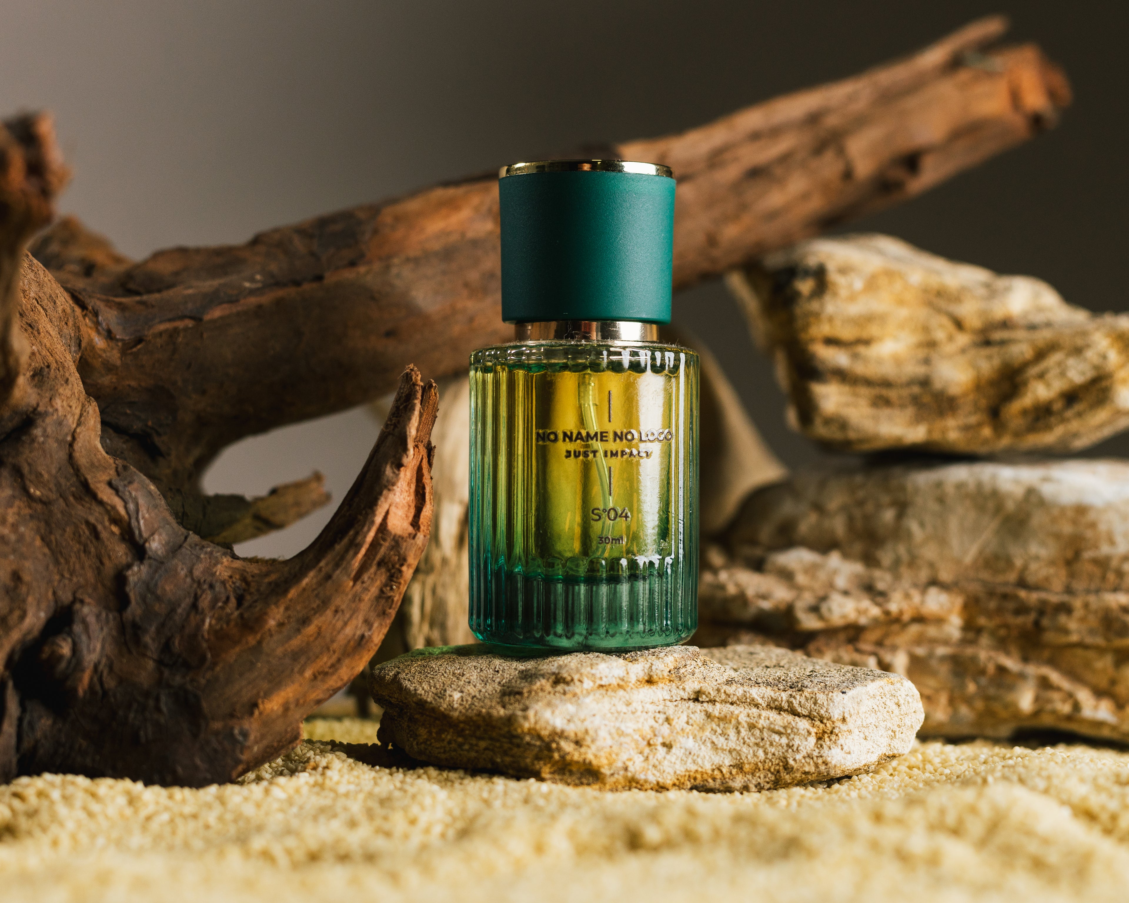 04°Scent - blend of smoked leaf, creamy vanilla and spiced tonka perfume