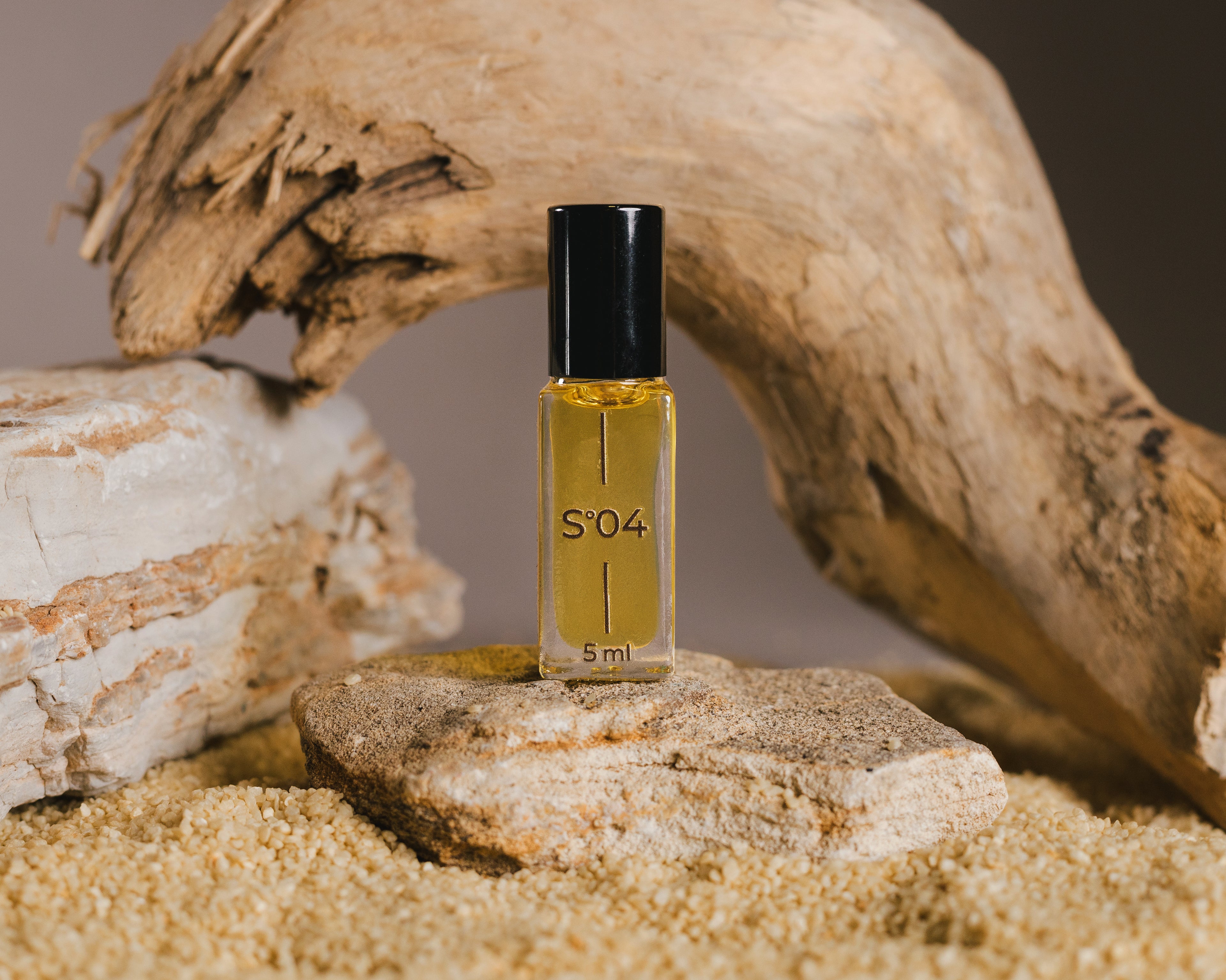04°Scent - blend of smoked leaf, creamy vanilla and spiced tonka perfume oil