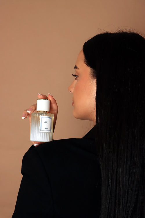 01°Scent  - Dark cacao and iris wrapped in patchouli and violet ,soft suede and musk perfume