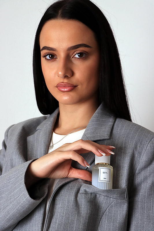 05°Scent -Deep roses, dark berries, warm spice — seduction with a quiet power