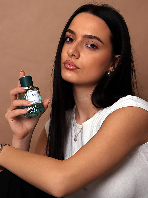 06°Scent - bold blend of fresh fruits over smoky woods, jasmine, and deep moss