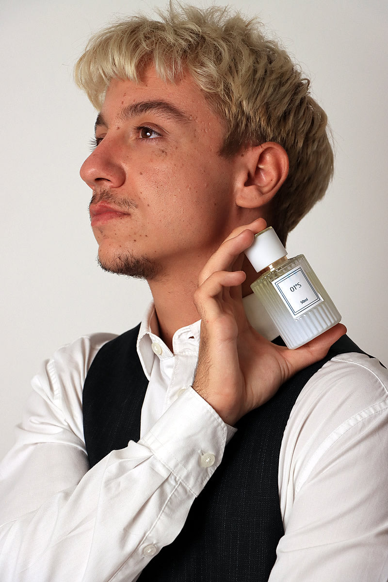 01°Scent - Dark cacao and iris wrapped in patchouli and violet, settling into soft suede and musk